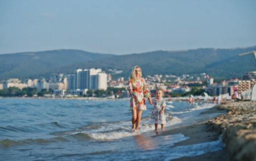Strandresorts bekannt für sichere und geschützte Wassersportumgebungen.