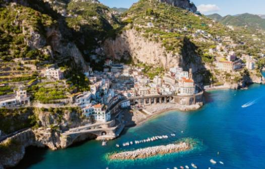 Die unberührten Küsten von Amalfi: Ein Paradies für Strandliebhaber.