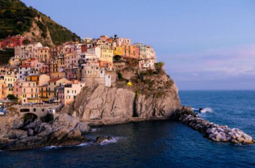 Frühling in Cinque Terre: Blütenpracht und Wanderungen