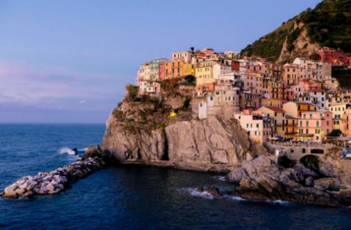 Sommer in Cinque Terre: Sonne, Meer und Festivals.