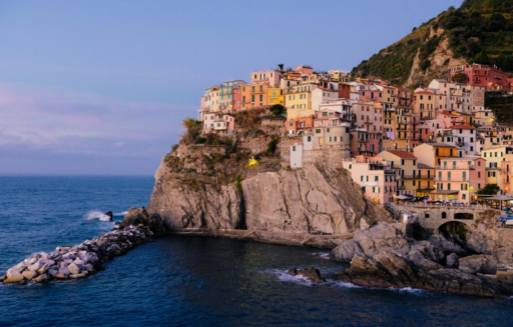 Genussvoll Sciacchetrà kosten: Die Süße des Weins von Cinque Terre in Corniglia erkunden.