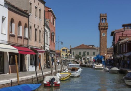 Auf den Spuren der Geschichte: Die Ursprünge der farbenfrohen Architektur von Burano.