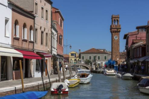 Burano: Die farbenfrohe Charme der Spitzeninsel entdecken