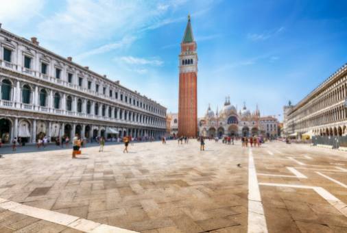 Iconische Künstler und ihre bahnbrechenden Auftritte bei der Biennale in Venedig