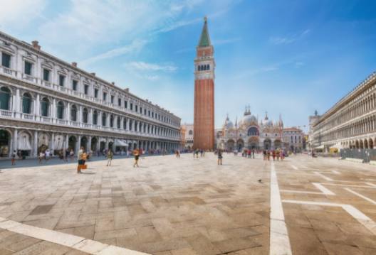 Eine kurze Geschichte der Gondeln von Venedig: Von Transportmittel zur Touristenattraktion.