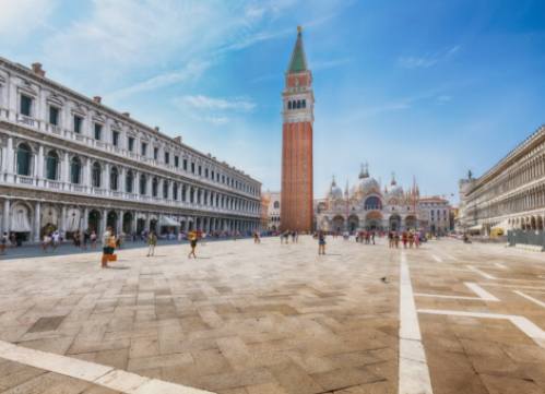 Romantische nächtliche Aktivitäten für Paare in Venedig.