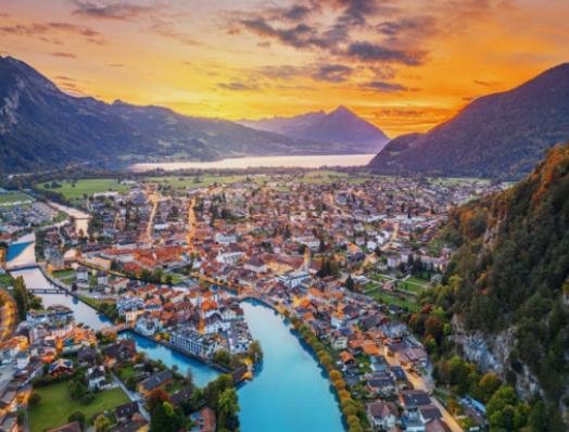 Fallschirmspringen inmitten der Schweiz: Ein Leitfaden zu den Himmelsabenteuern in Interlaken.