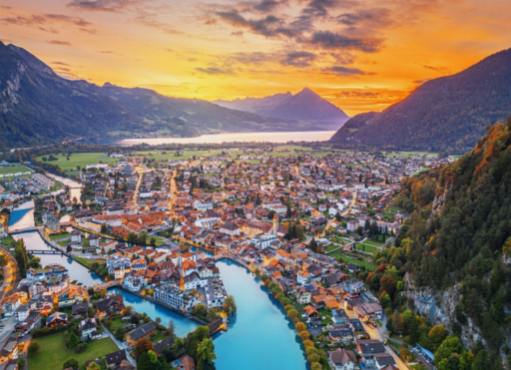 Seilrutschen in Interlaken: Mit hoher Geschwindigkeit durch Schweizer Wälder rasen.