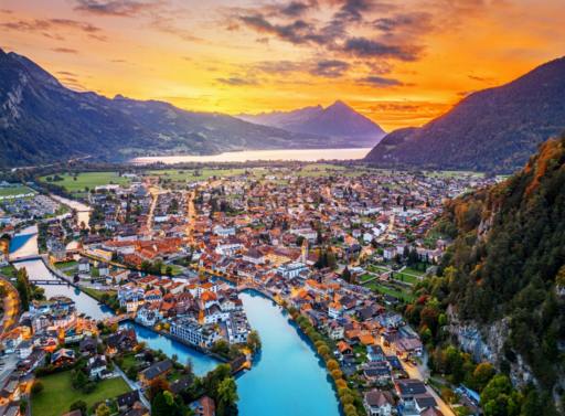 Abenteuerliche Fortbewegungsmöglichkeiten: Paragliding und Fallschirmspringen in Interlaken.