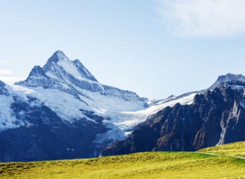 Die kulinarische Reise durch die Schweizer Alpen: Käse, Schokolade und Wein