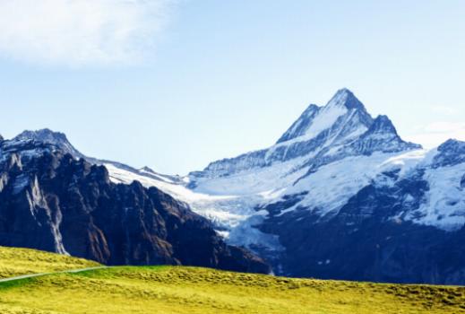 Die reiche Tradition des Schweizer Käses in den Alpen erforschen.