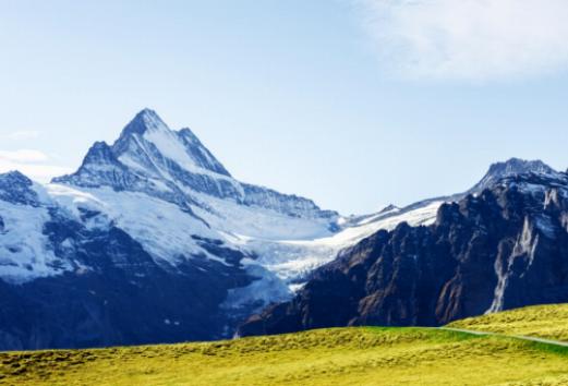 Frühlings erwachen: Blüten und saisonale Feste in den Schweizer Alpen