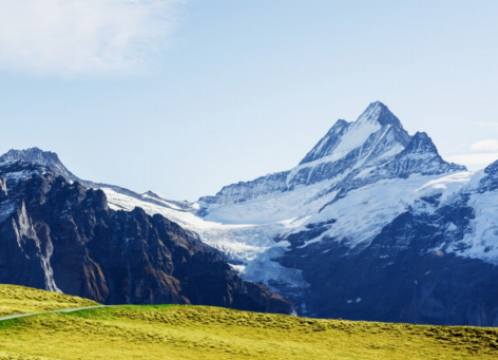 Herbstabenteuer: Weinberge, Ernten und Wandern in den Schweizer Alpen.