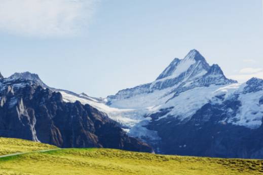 Alpine Seen und Wasserfälle: Ein Leitfaden zu den natürlichen Pools und Cascaden der Schweiz.