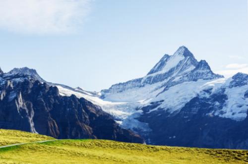 Entspannung zwischen den Gipfeln: Ruhe finden in Schweizer Alpen-Spas und Rückzugsorten.