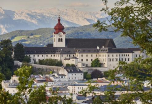 Mondsee Kathedrale: Die Kulisse für eine filmreife Hochzeit